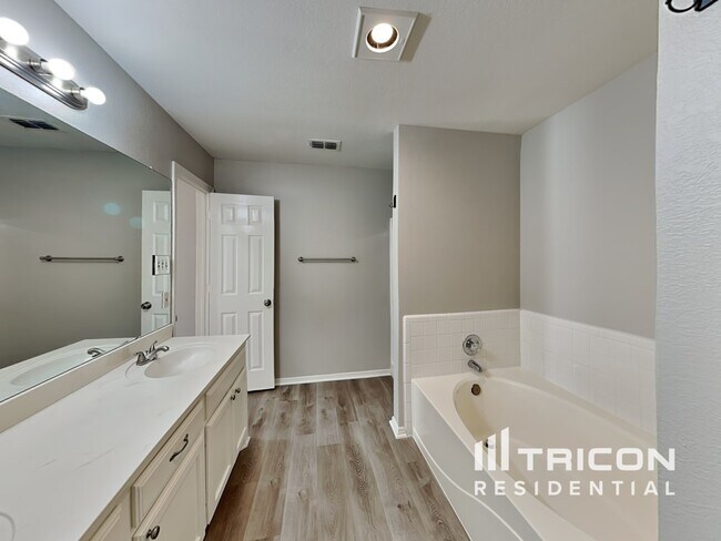 Building Photo - 1082 Roundrock Dr
