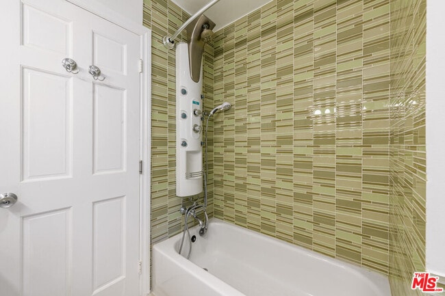 Building Photo - 8760 White Oak Ave