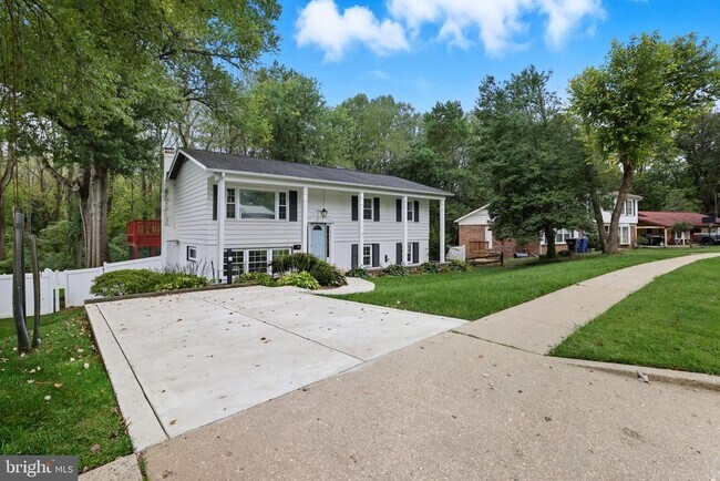 Building Photo - 5023 King Richard Dr