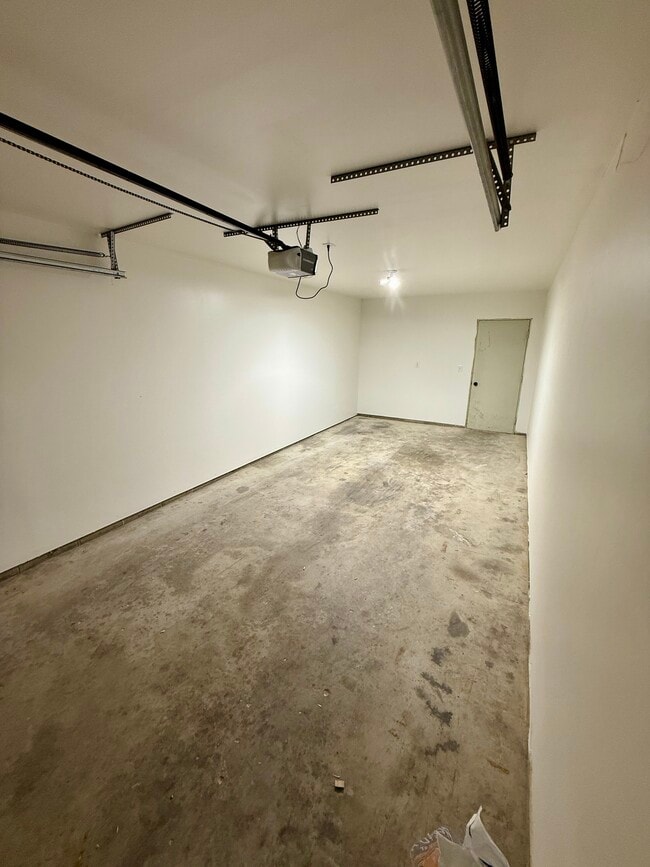 Building Photo - 1004 Castlewood Dr