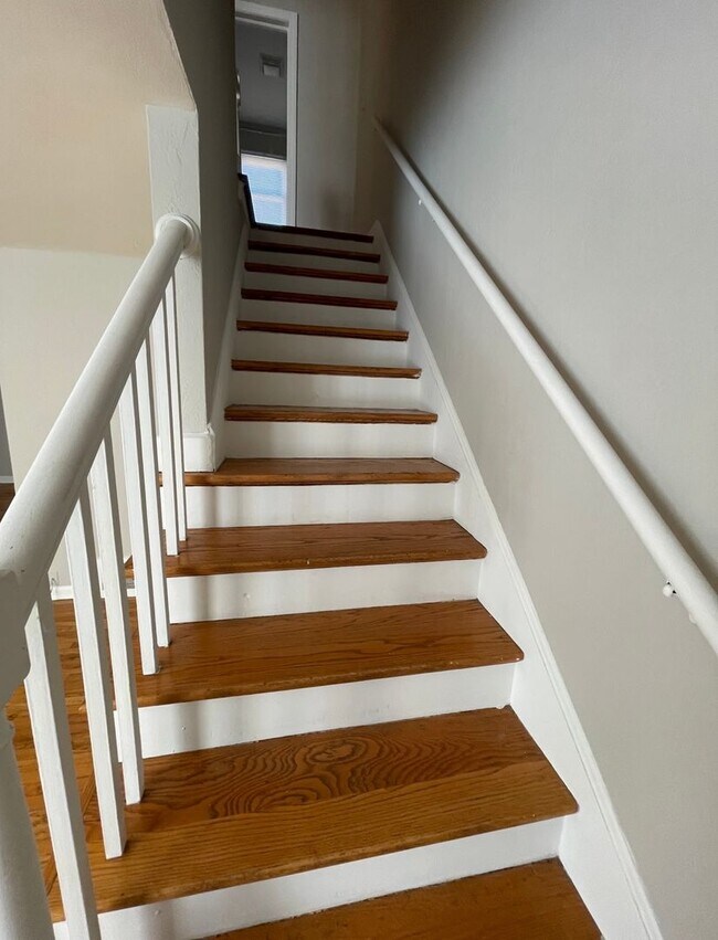 Building Photo - Stunning 2 Bedroom Townhome