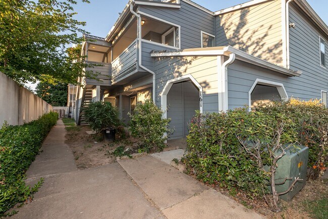 Building Photo - Spacious 1-Bedroom Apartment in South Tulsa | $785 | Mid October