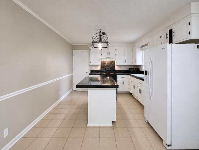 Building Photo - MOVE-IN SPECIAL!! $250 OFF First Month