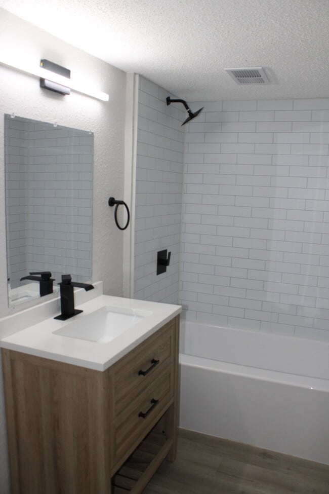 Building Photo - Spacious 5 Bedroom and 2 full bath home in...