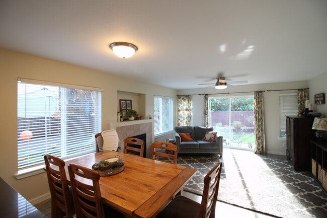 Building Photo - 4 Bed 2.5 Bath - Custom Upgrades - Small Dog - NAS Whidbey