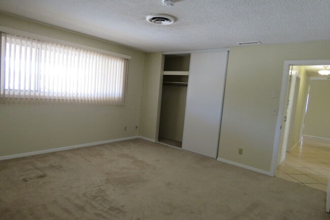 Building Photo - Sweet home in quiet neighborhood!