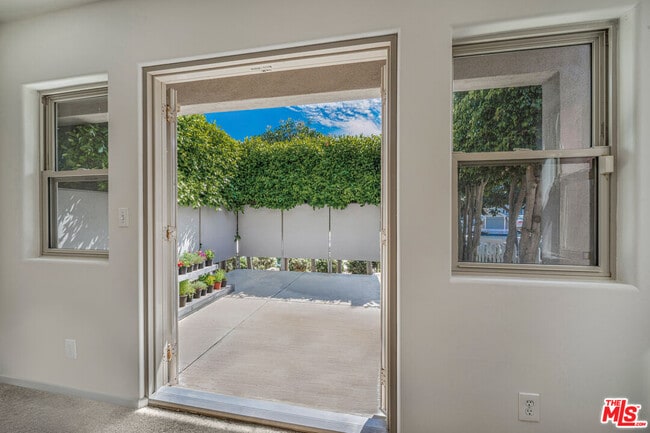 Building Photo - 726 W 37th St