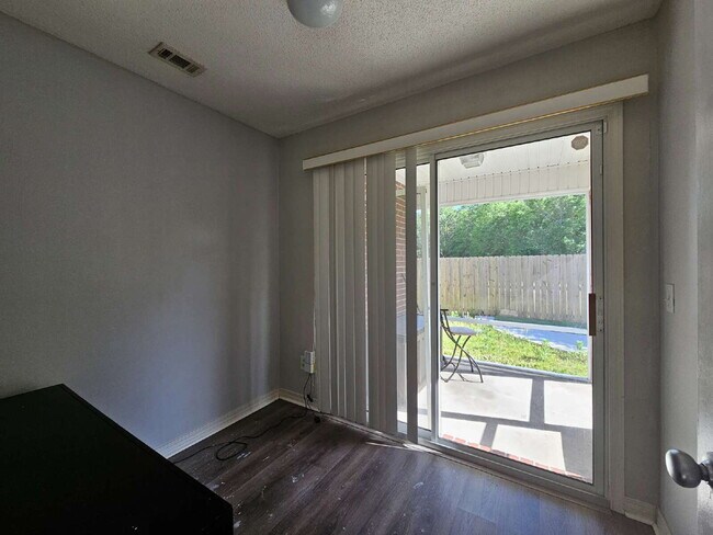 Building Photo - "Charming 3-Bedroom Gem with 2 Baths and 1,715 Sq Ft in Pensacola's Serene Airway Oaks"