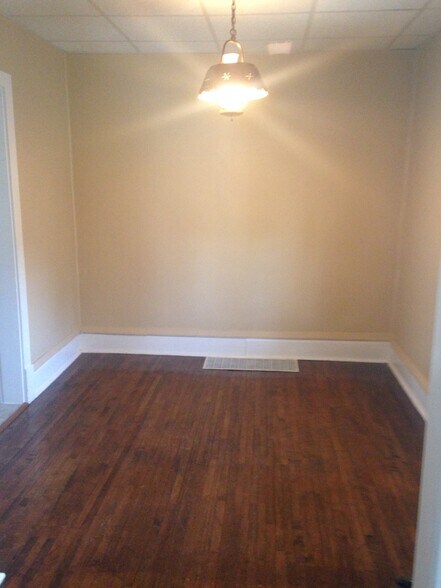 Building Photo - 613 E 8th St