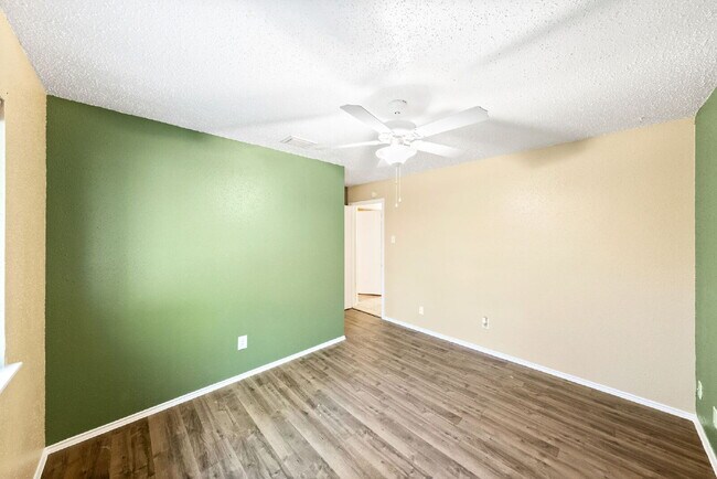 Building Photo - Move-In Ready!