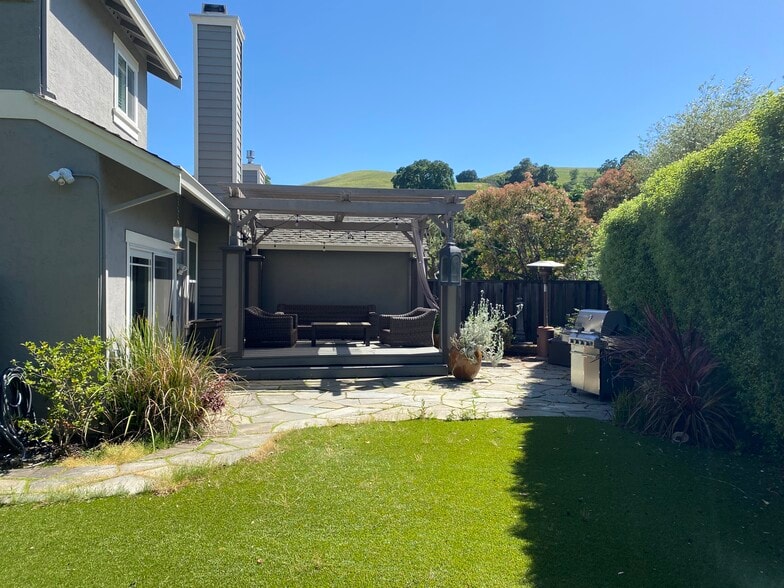 Building Photo - 52 Rainbow Cir