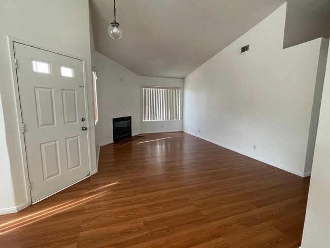 Building Photo - Charming Home in Hesperia- HOA Community- 3 Bedrooms, 2 Bathrooms, Community Park