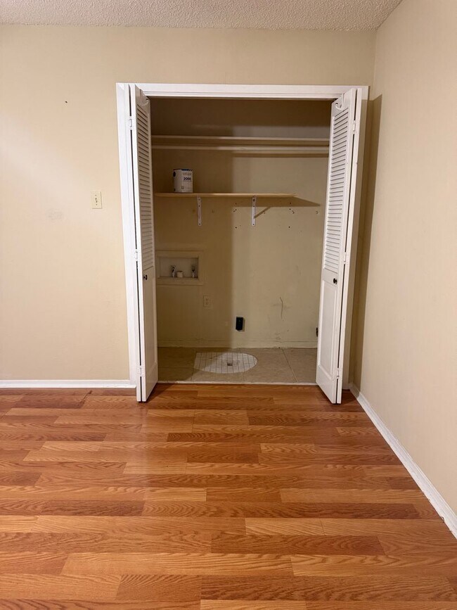 Building Photo - Centrally Located 1 Bedroom Unit