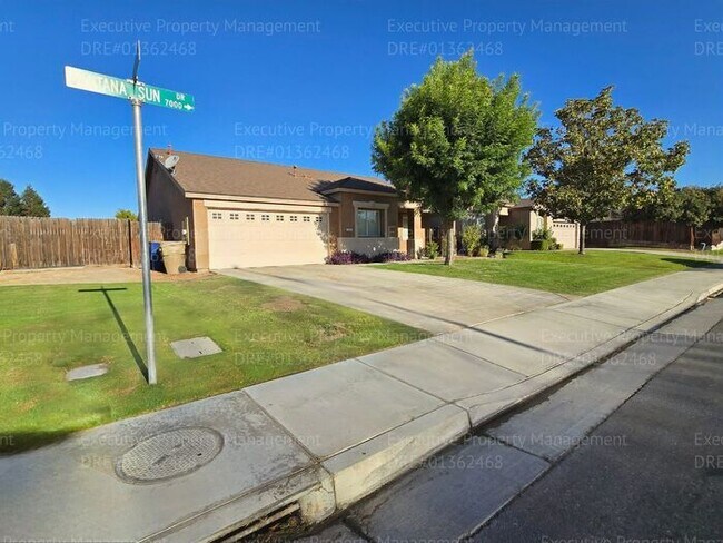Building Photo - 4 bedroom/ 2 bathroom located in the South...