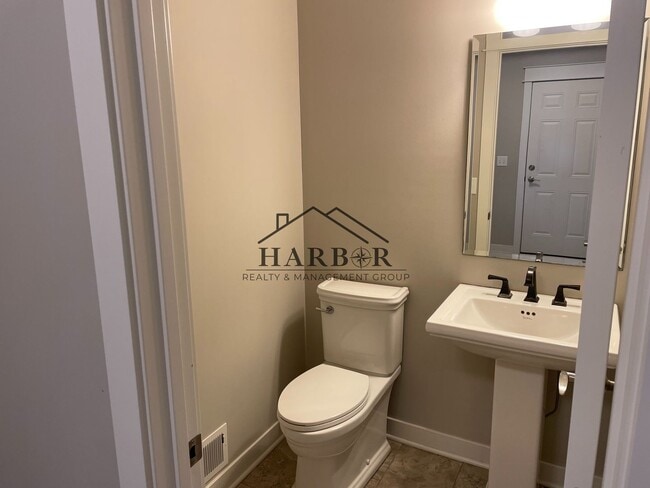 Building Photo - 2049 Kerry Dr NE