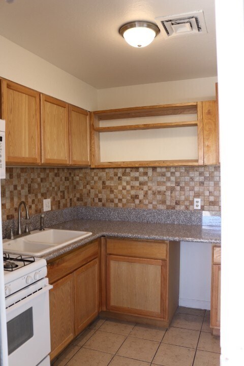 Building Photo - NO SHOWINGS UNTIL 12/15/25