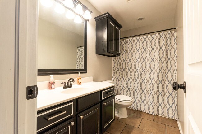 Building Photo - Lakeside Retreat - Newly Remodeled 3-Bedro...