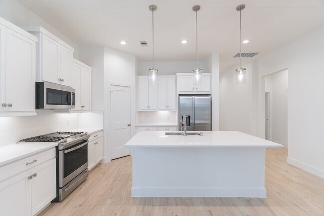 Building Photo - 10747 Pine Pink