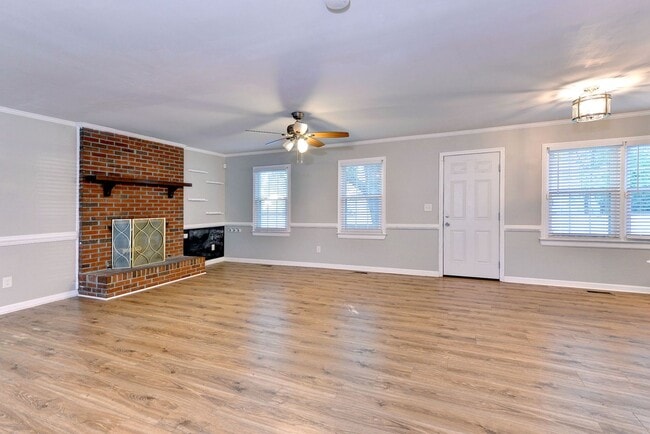 Building Photo - Updated, Spacious, Large Backyard in Newpo...