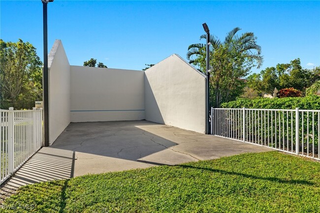 Building Photo - 1518 SW Courtyards Ln