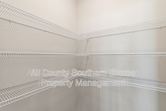 Building Photo - 215 Konik St