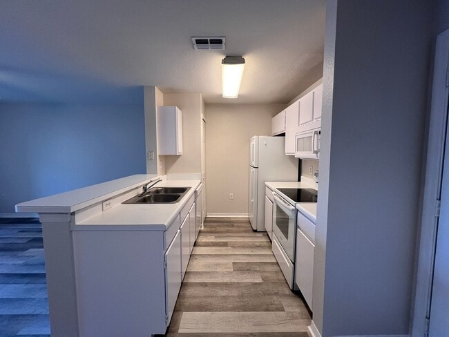 Building Photo - Awesome apartment at Cypress fairway!