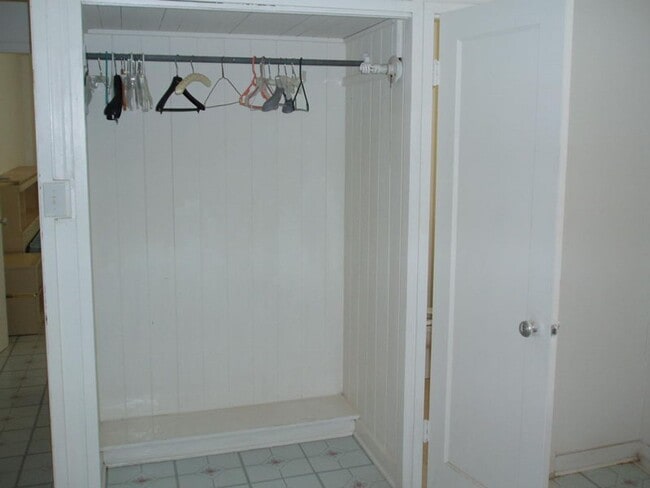 Building Photo - 3 bed/1.5 bath with large yard.