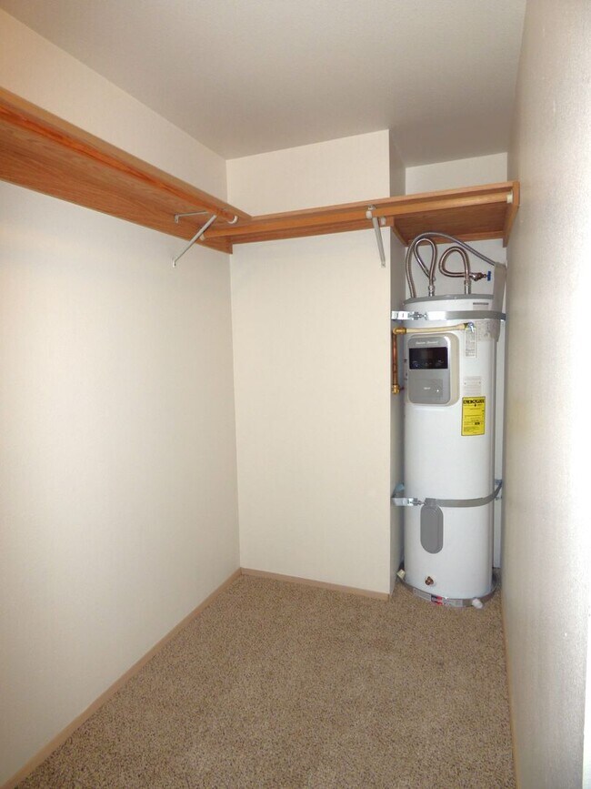 Building Photo - Rent Special: 1/2 Off June's Rent!! 1 bedroom 1 bath second level unit!