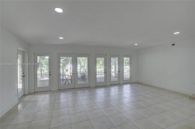 Building Photo - 616 SW 11th Ct