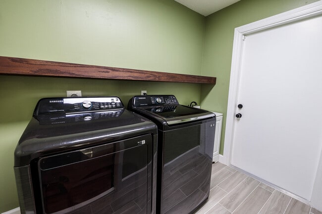 Building Photo - 842 SE Streamlet Ave