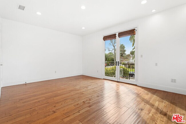 Building Photo - 4510 Tyrone Ave