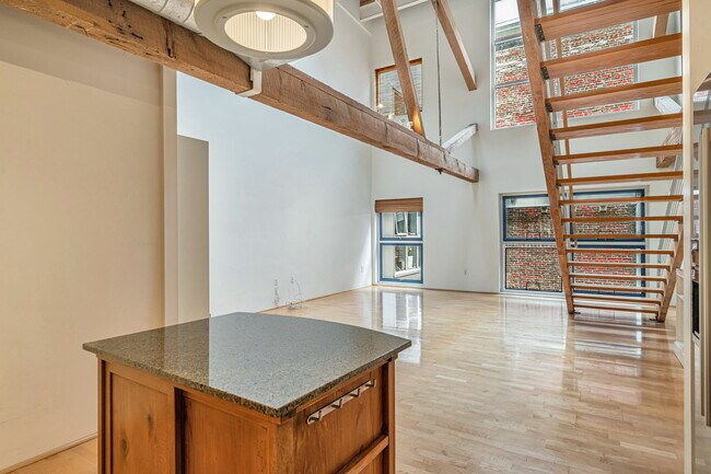 Building Photo - 650 Delancey St