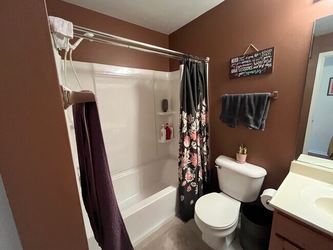 Building Photo - 408 Woodview Cir