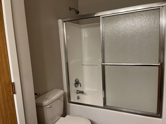 Building Photo - 3 Bed, 2 Bath Home- Fenced Back Yard!