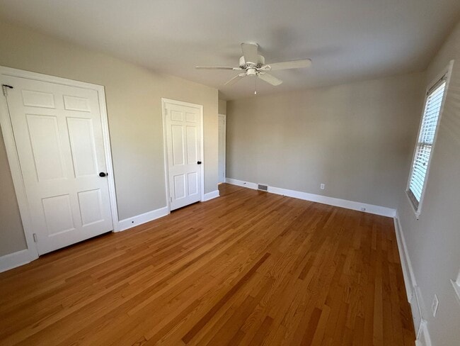 Building Photo - Shorewood Drive