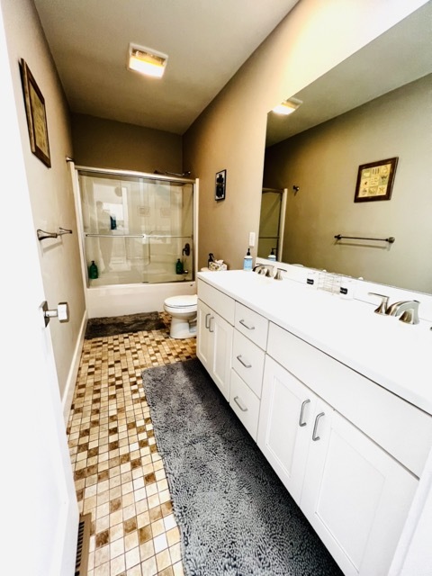 Bathroom, double sinks, tub with rainshower - 165 Stockbridge Rd