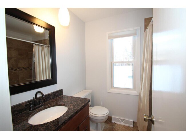 Building Photo - 5545 Shorewood Ln