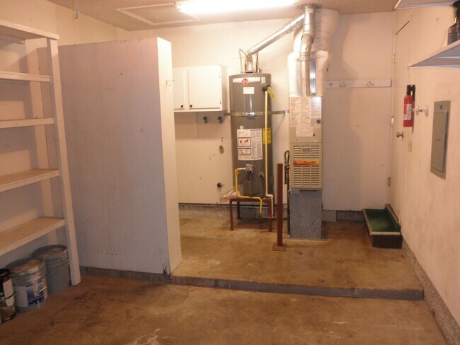 Building Photo - On cul de sac