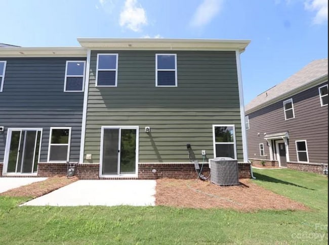 Building Photo - Spacious and modern home featuring 3 bedro...