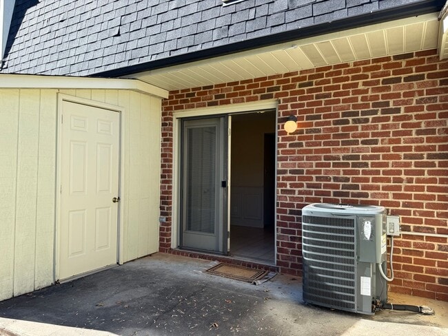 Building Photo - Private 2BD/1.5BA Townhouse in Prime NW Hi...