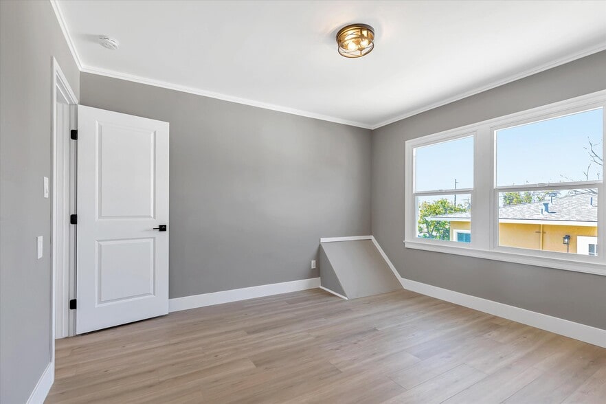 Main bedroom is flooded with light - 5284 Belvedere St