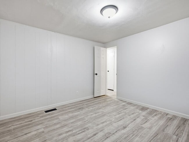 Building Photo - 3 Bedroom 2 Bathroom With community Pool!