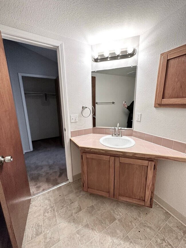 Building Photo - Newly Updated Townhome with Three Balconie...
