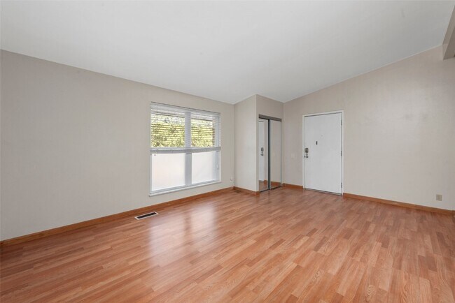 Building Photo - 10421 Briarbend Dr