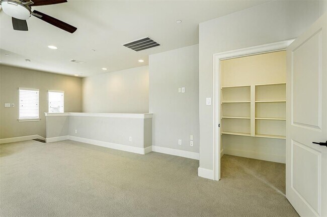 Building Photo - 2640 Fountain Key Blvd
