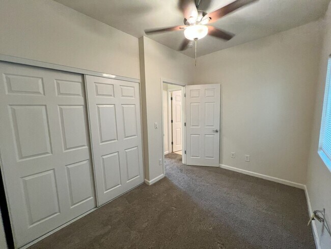 Building Photo - Beautiful 3 bedroom, 1 bathroom home locat...