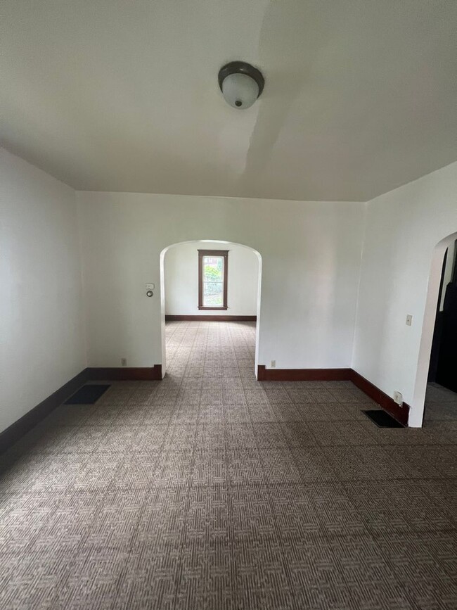 Building Photo - Large 4 Bedroom House