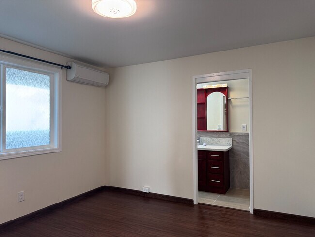Building Photo - Renovated with split AC in Kaimuki