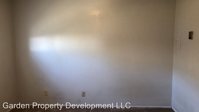 Building Photo - 916 N Forest St