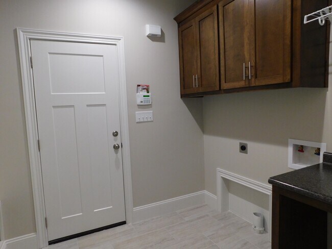 Building Photo - Grove Point Beauty